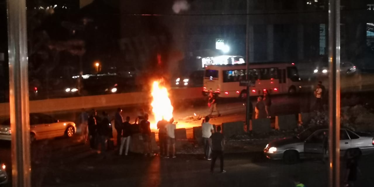 بالصور: اشتعال دراجة نارية وسائقها في جبيل نتيجة حادث